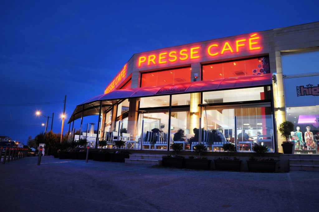 Presse Café Cyprus at night